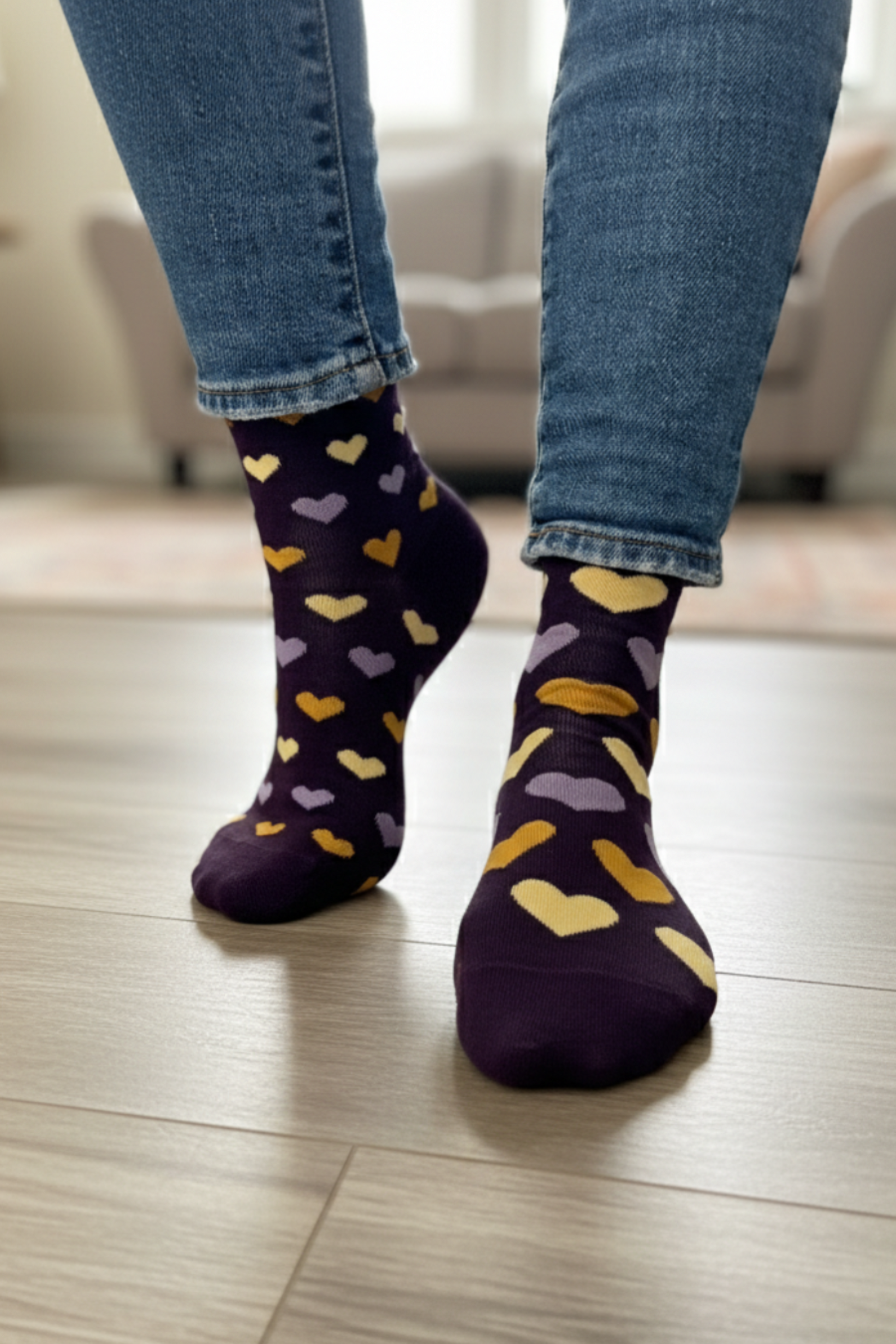 Chaussettes a motifs coeurs portees avec jean dans un interieur
