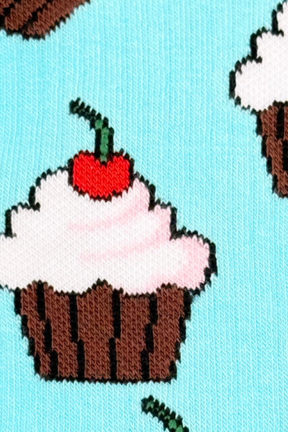 Gros plan sur les motifs cupcakes et cerises des chaussettes colorées