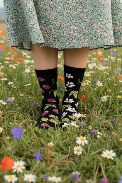 Chaussettes florales portees dans un champ avec style naturel et confortable