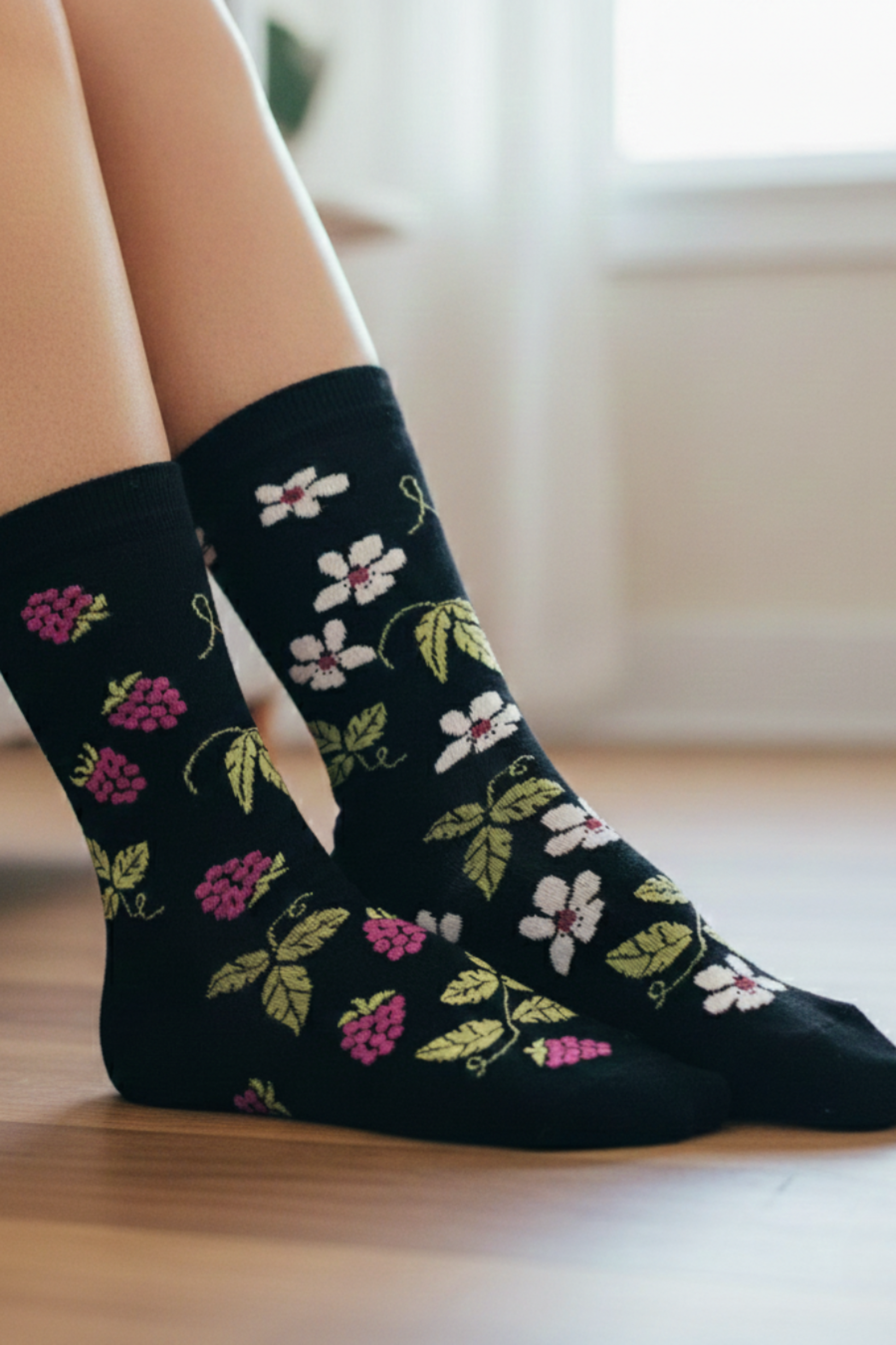 Chaussettes noires a motifs portees a l interieur avec confort et douceur