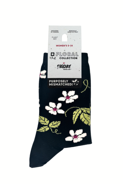 Chaussettes noires a motifs fleurs et framboises avec design depareille