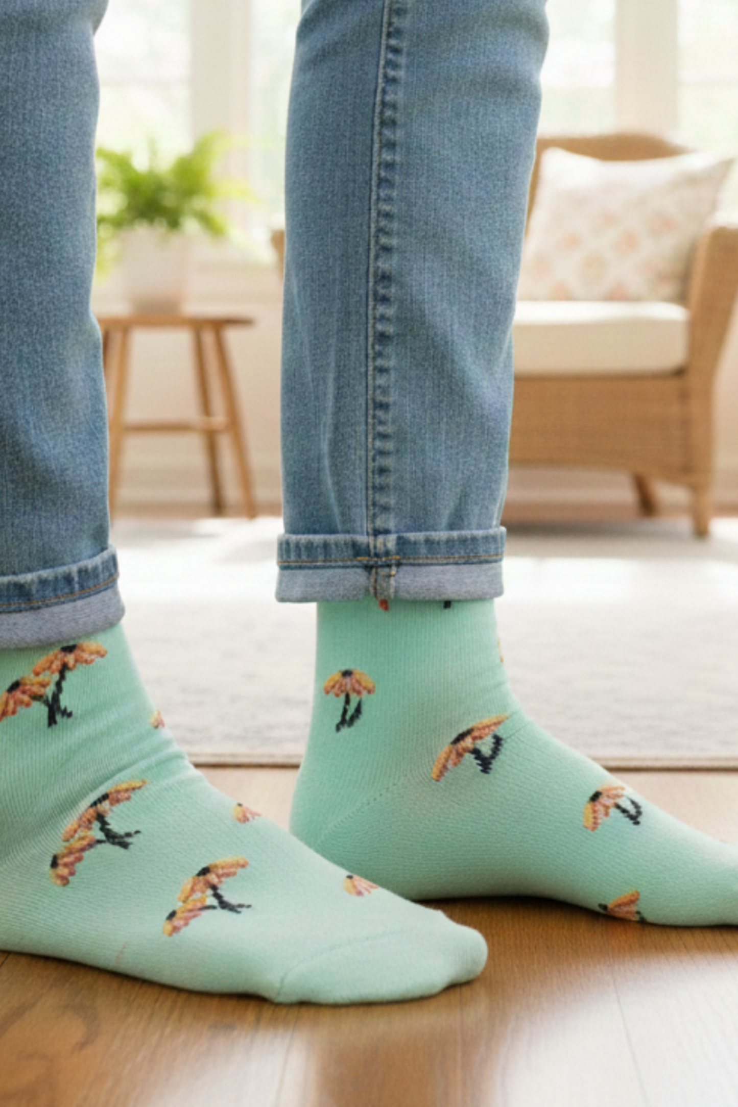Chaussettes florales portées avec jean style casual et confortable