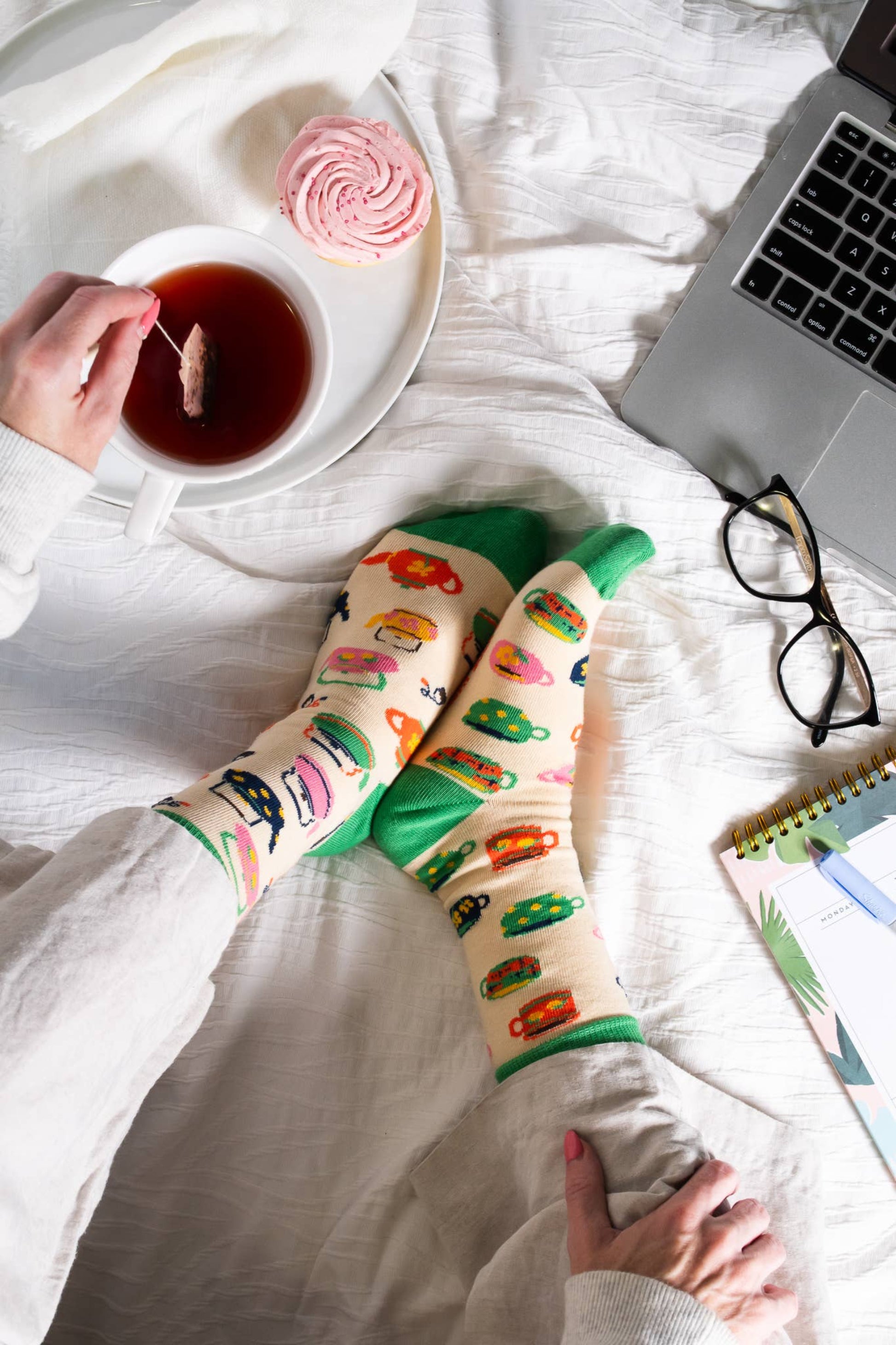 Chaussettes portees dans un decor cosy avec tasse de the et ambiance detente