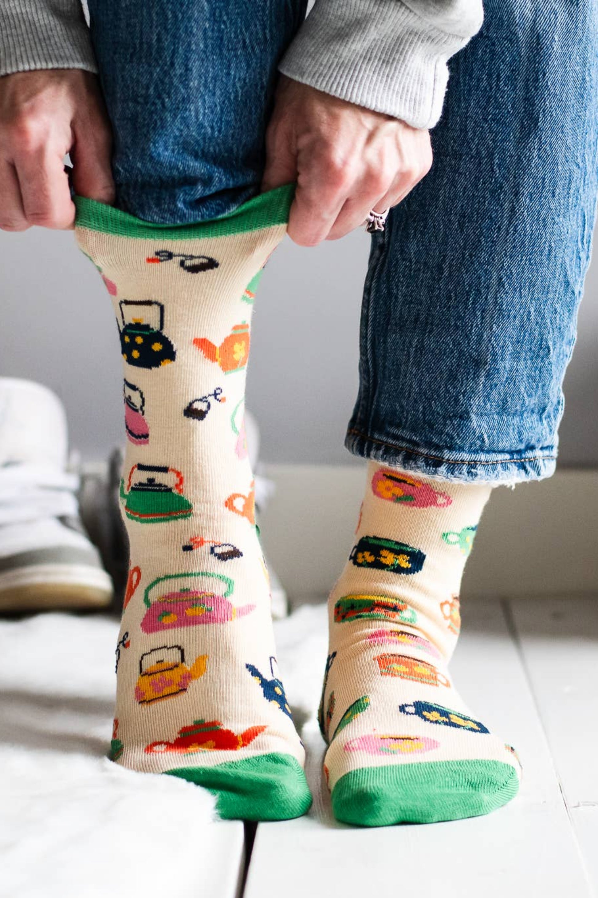 Chaussettes a motifs the portees avec jean et style quotidien