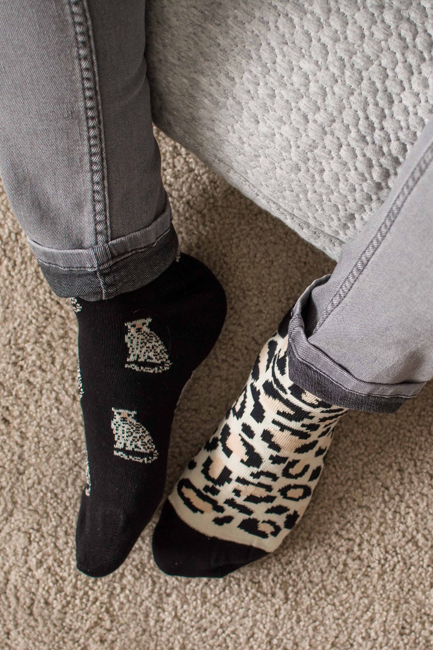 Chaussettes dépareillées léopard noir et beige portées avec imprimé animalier tendance