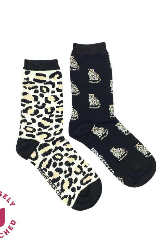 Paire de chaussettes dépareillées avec motifs léopard et félins stylisés