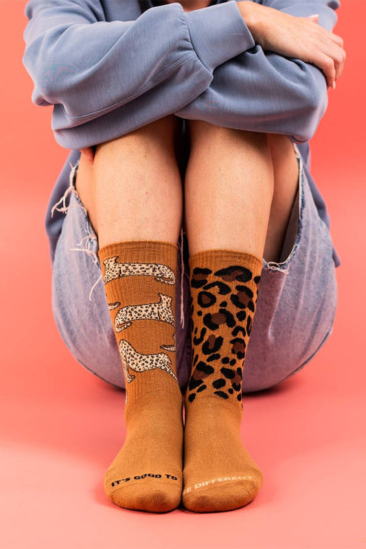 Chaussettes léopard dépareillées portées avec look casual et stylé