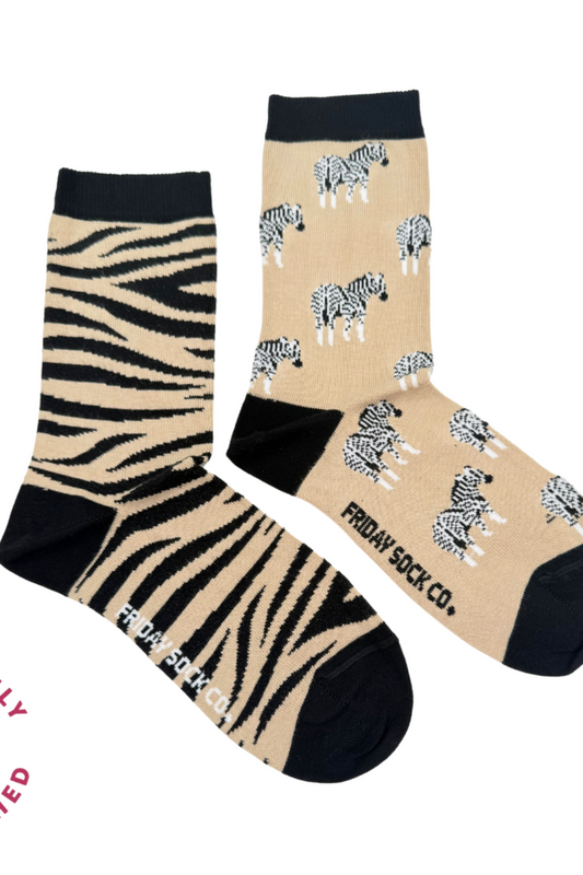 Paire de chaussettes dépareillées avec rayures zèbre et petits zèbres