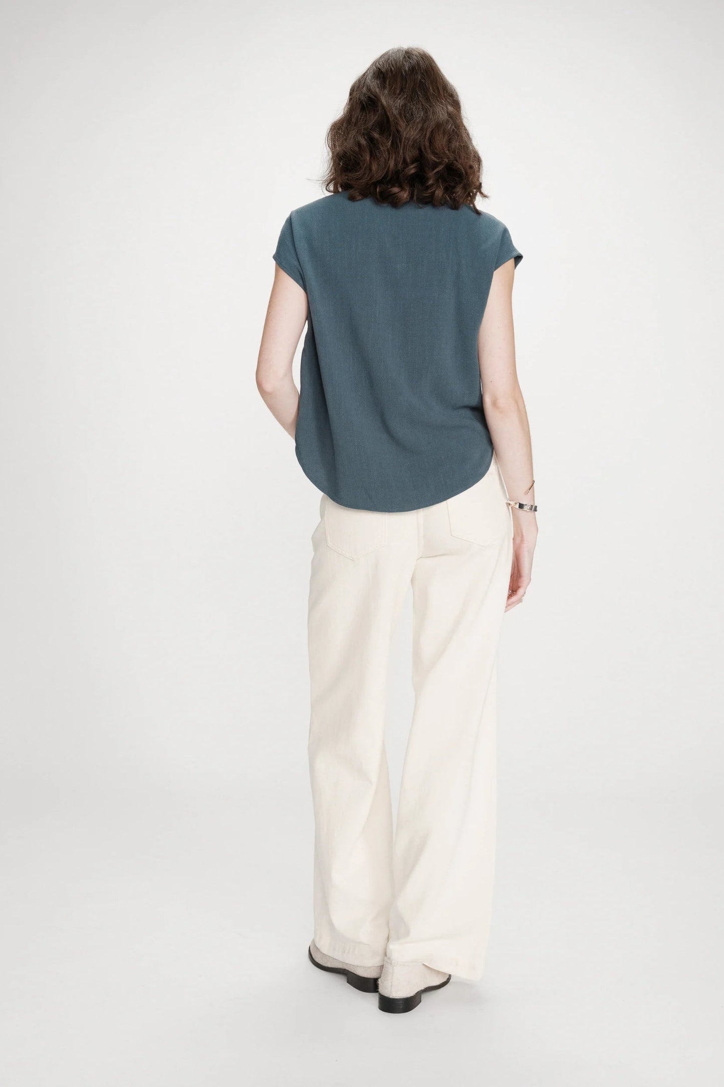 Chemise émeraude portée vue de dos avec coupe ample