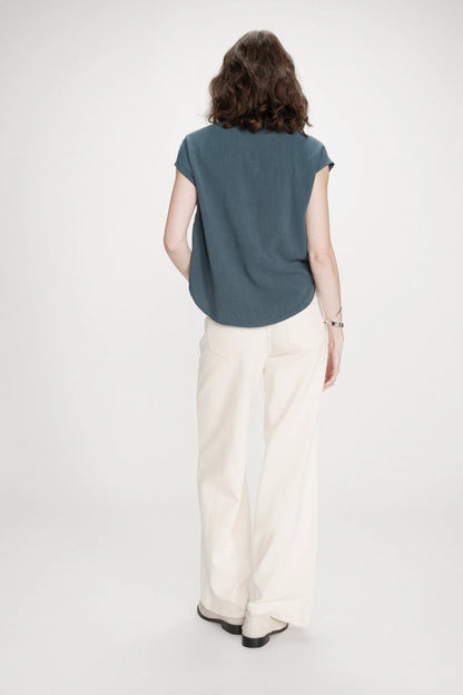 Chemise émeraude portée vue de dos avec coupe ample