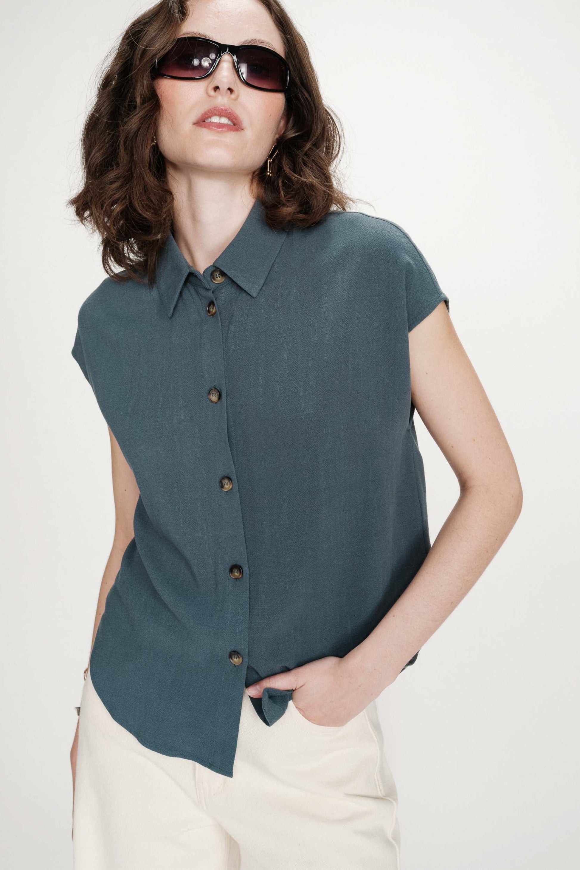 Détail de la chemise émeraude avec col classique et boutons