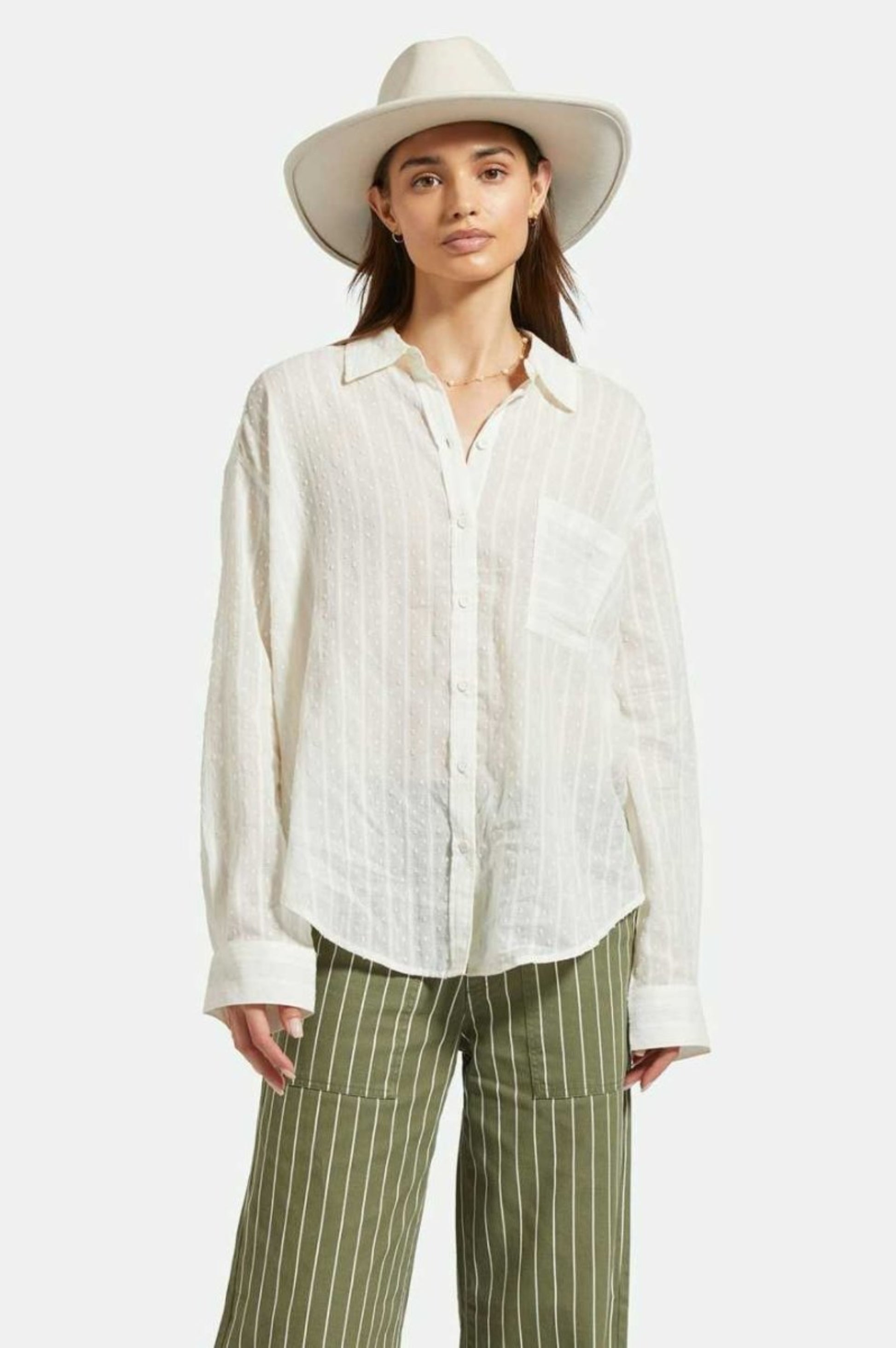 Chemise blanche brodée portée de face avec coupe oversize et coton léger