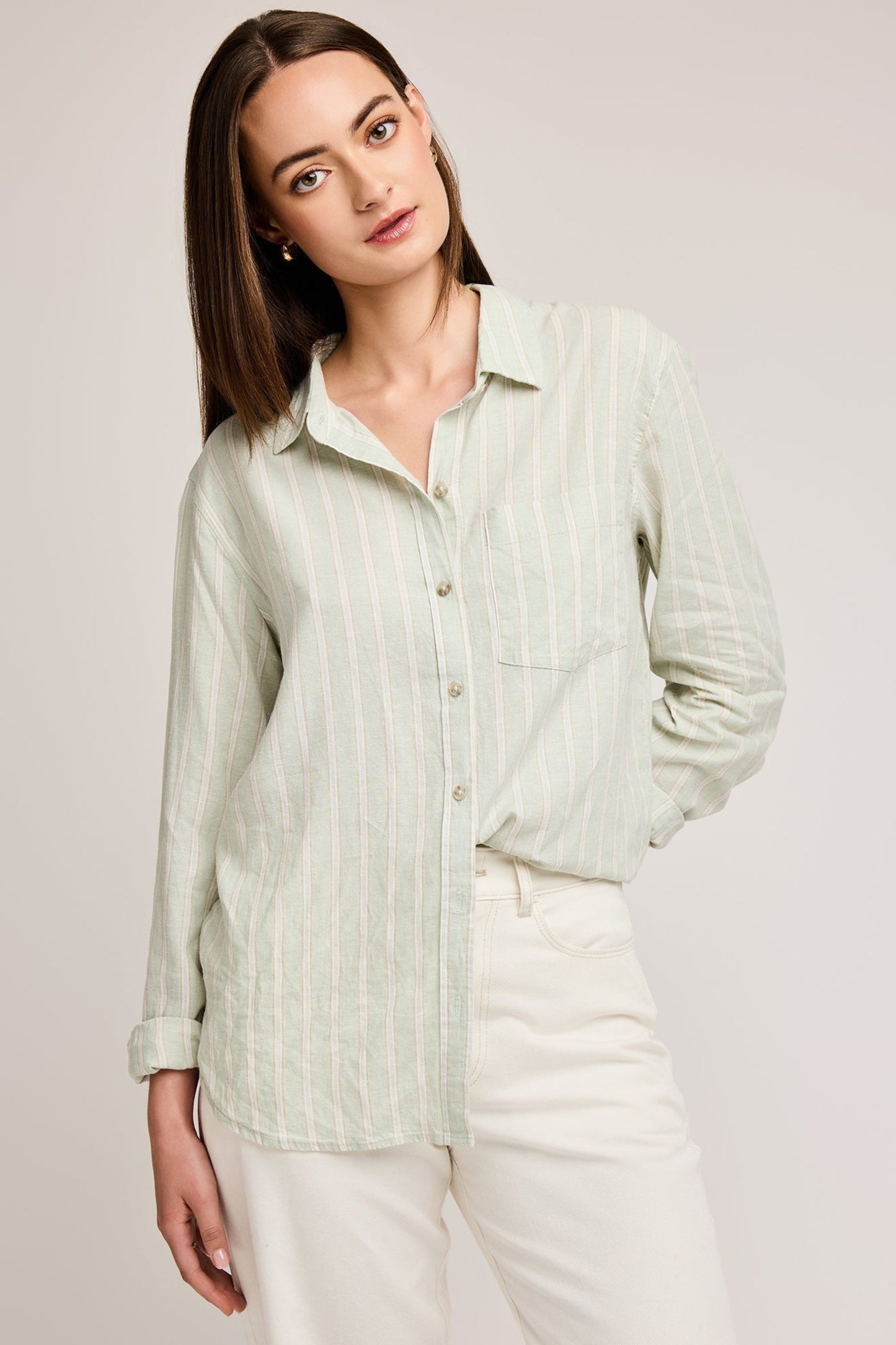 Détail de la chemise avec poche plaquée et fermeture à boutons