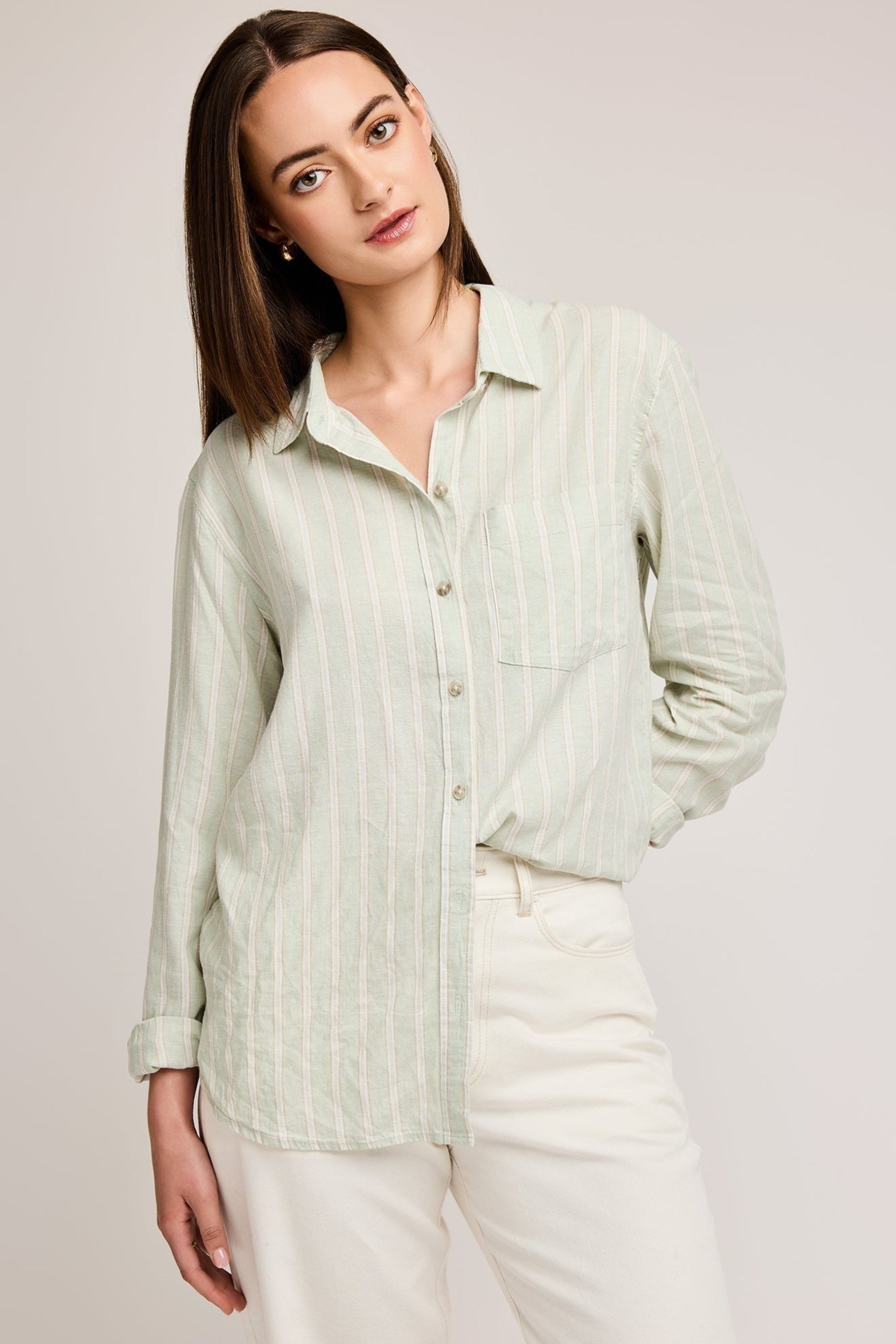 Détail de la chemise avec poche plaquée et fermeture à boutons