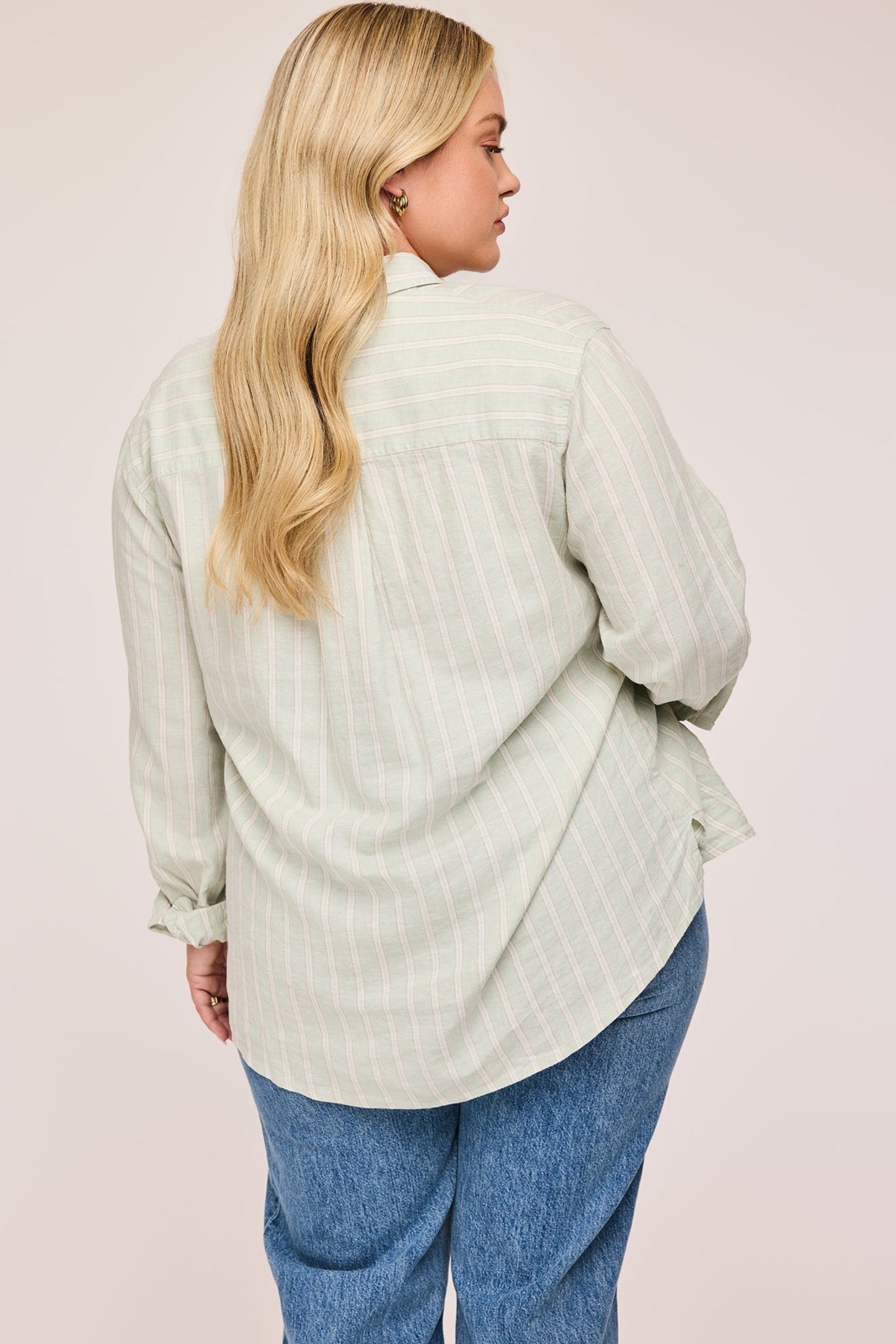 Chemise rayée vert sauge vue de dos avec tombé fluide