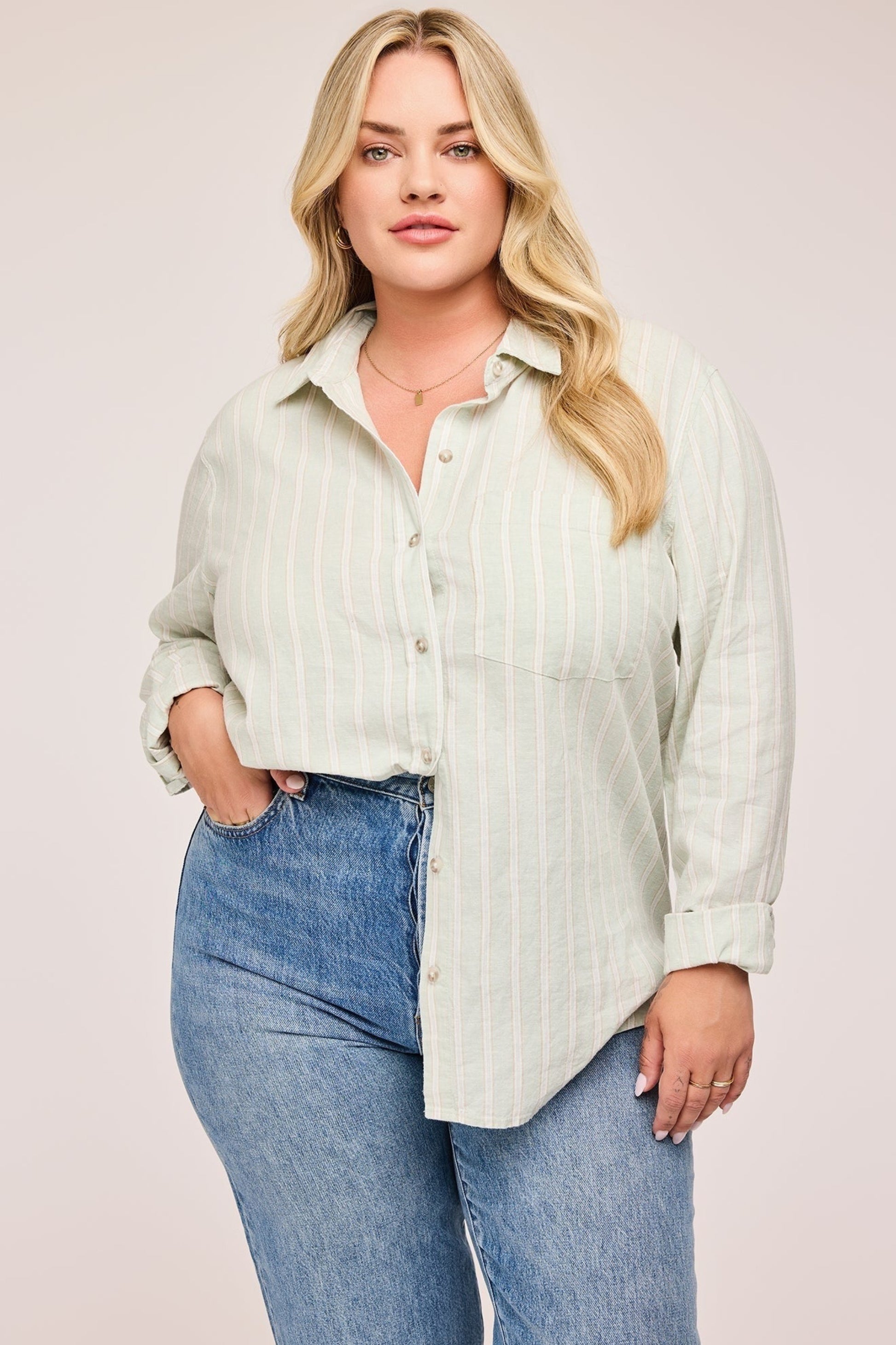 Chemise rayée vert sauge portée avec jean pour look casual chic