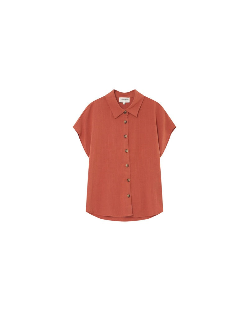 Vue avant de la chemise fluide terracotta – Boutonnage central et manches tombantes