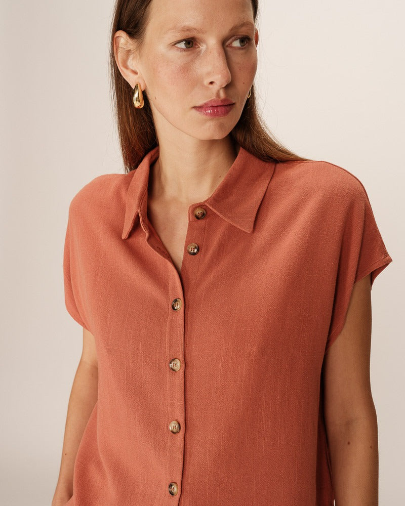 Détail des boutons effet nacré sur la chemise terracotta
