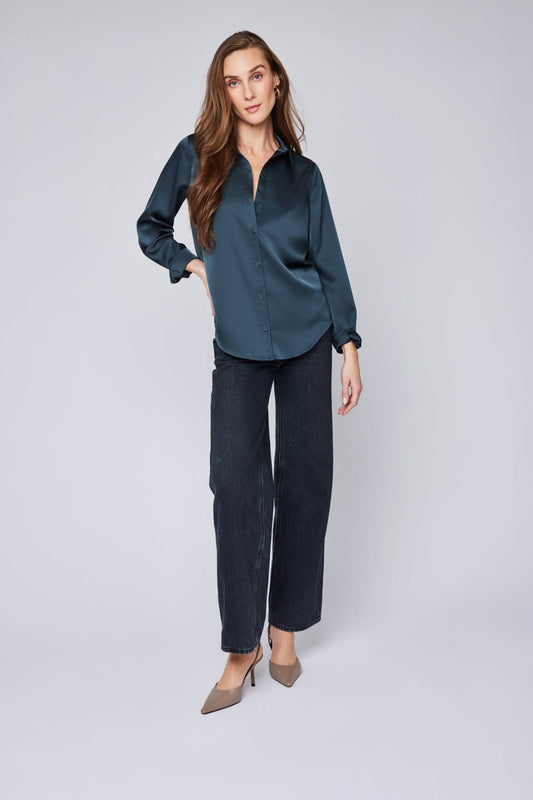 Chemise satinée bleu pétrole portée de face – tissu fluide et coupe régulière