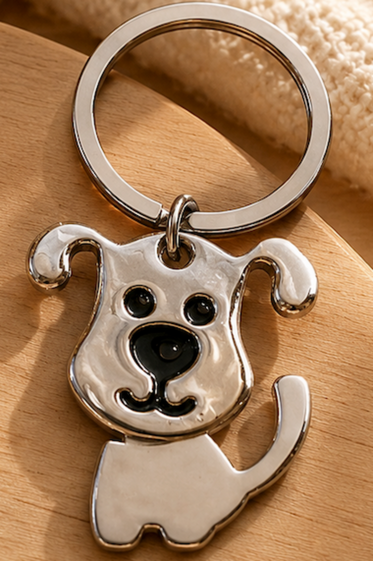 Porte-clés Chien Argent en acier inoxydable avec fini brillant et détails mobiles.