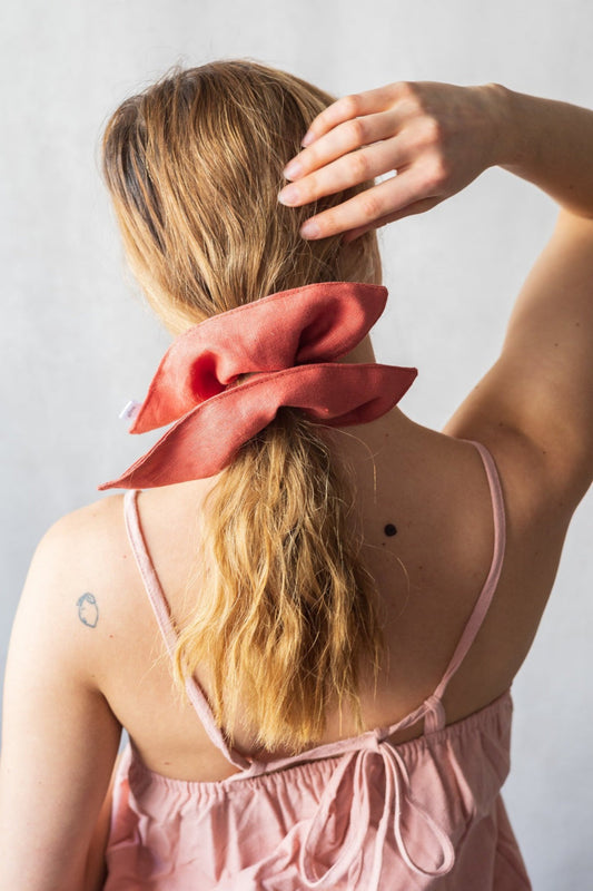 Chouchou carré en lin rouille porté sur cheveux attachés