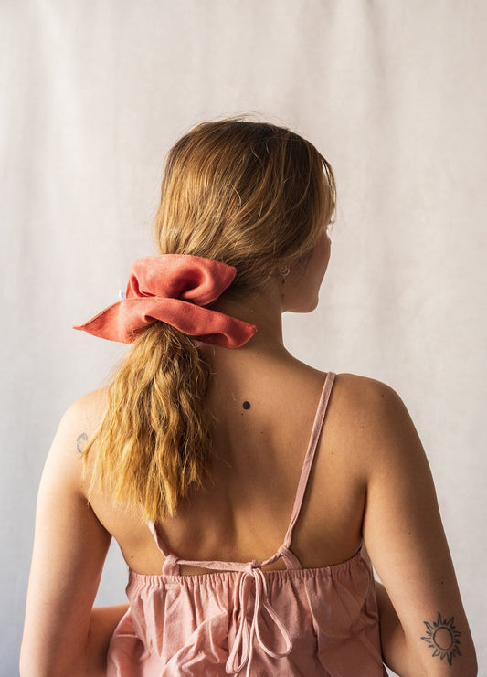 Chouchou large en lin naturel avec volume généreux, accessoire cheveux élégant.