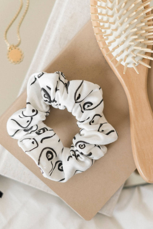 Chouchou coton bio motif seins posé sur accessoires – vue lifestyle tendance.