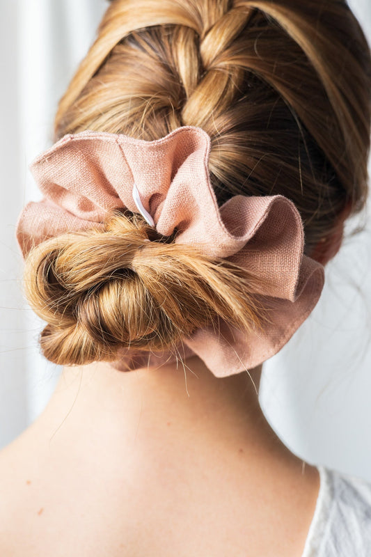 Chouchou rose surpiqué en lin avec volume accentué – accessoire élégant pour cheveux