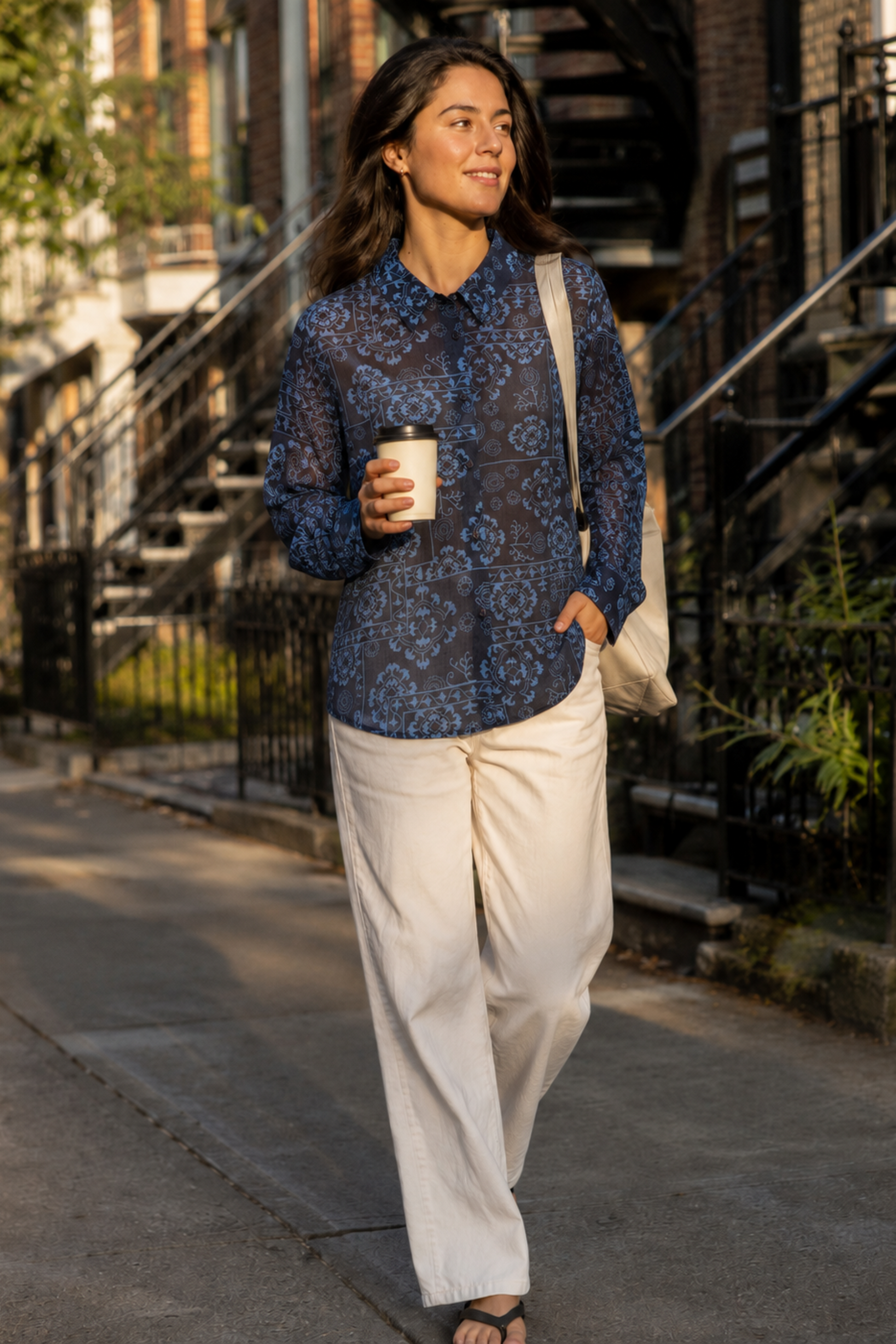 Blouse Claire Bleu portée de face avec pantalon crème, imprimé bohème bleu et coupe fluide légère.