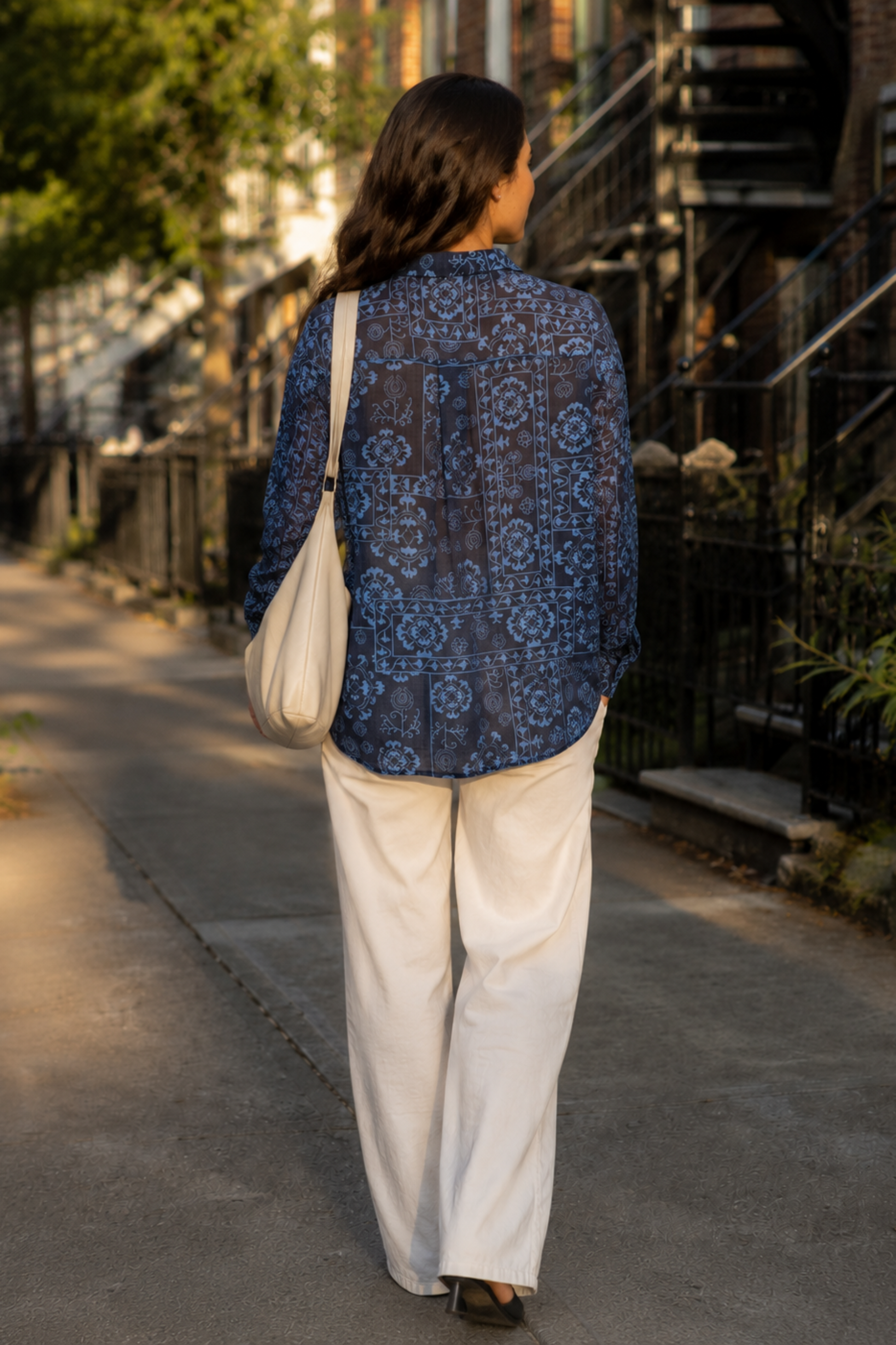 Blouse Claire Bleu vue de dos avec imprimé bohème bleu, coupe ample et tombé fluide.