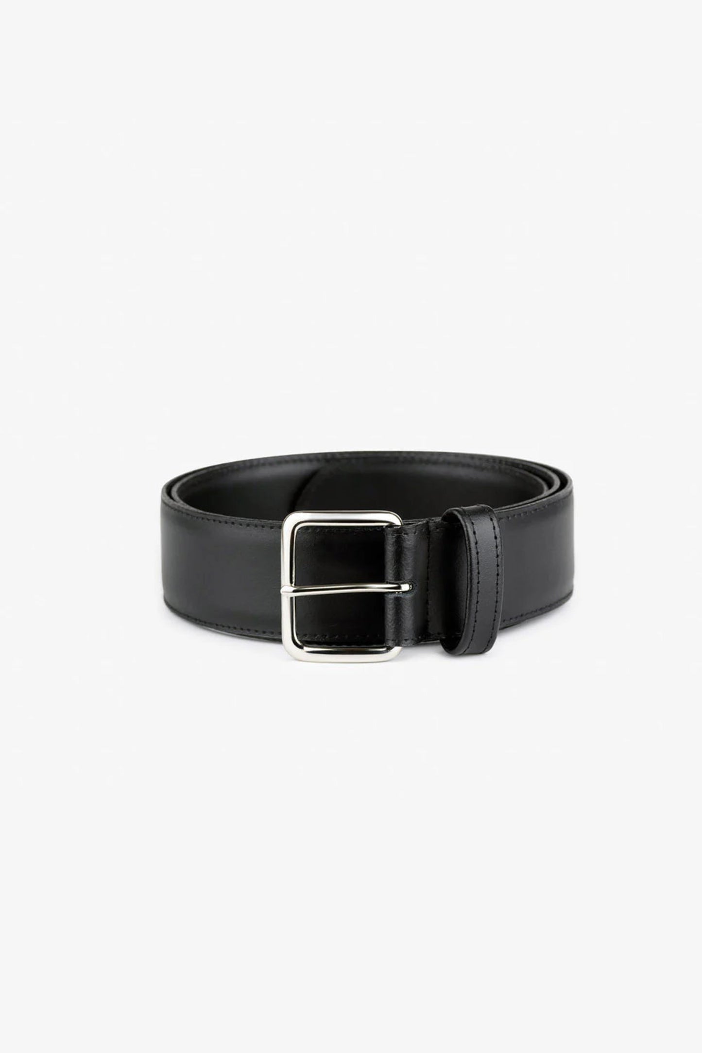 Détail de la ceinture Classic Argent avec cuir noir, boucle argentée et trous d’ajustement.
