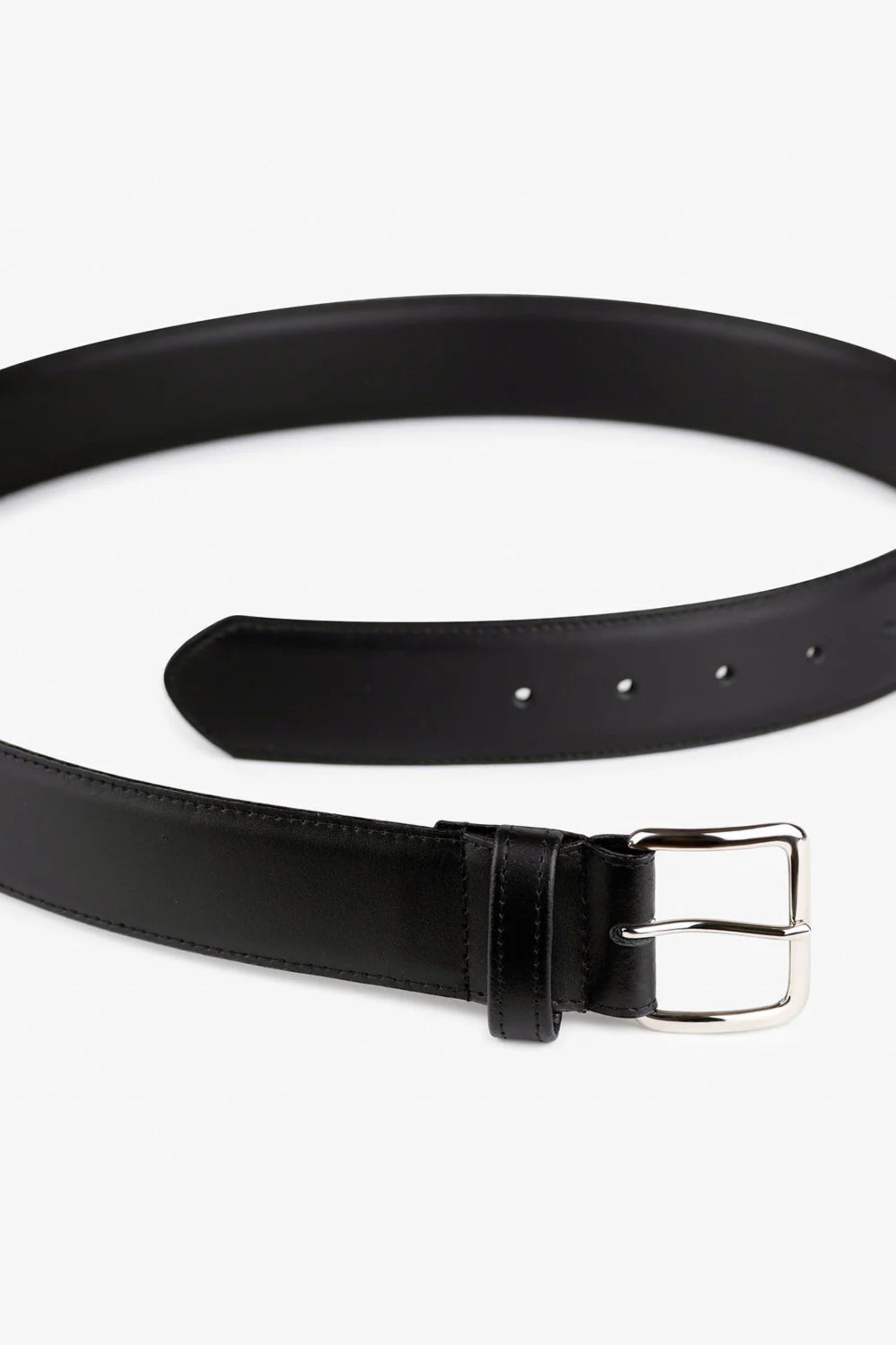 Ceinture Classic Argent en cuir noir avec boucle argentée, accessoire classique fabriqué à Montréal.