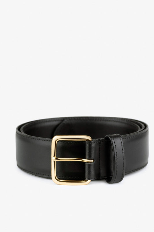 Détail de la ceinture Classic Or avec cuir noir, boucle dorée et trous d’ajustement.