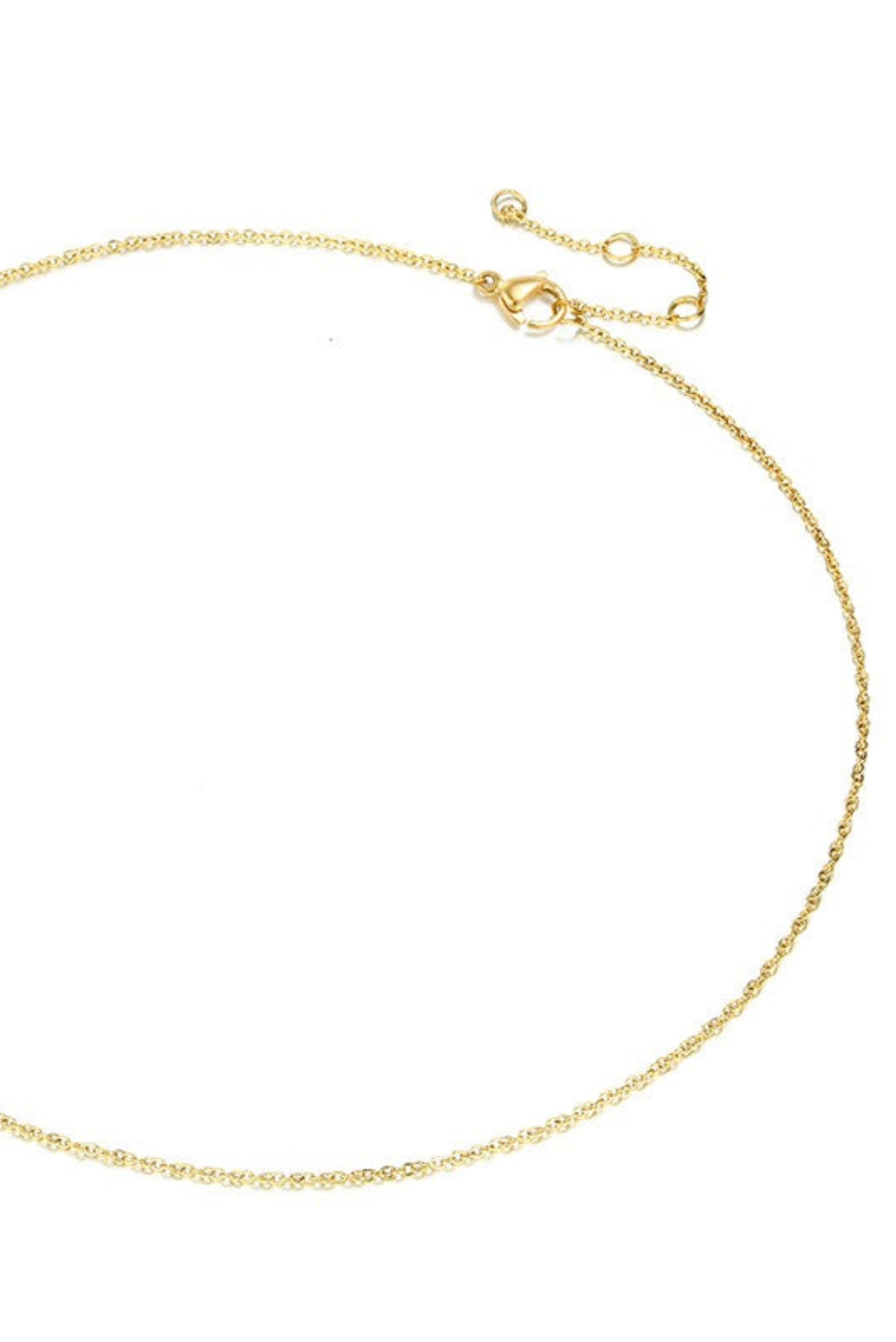 Chaîne fine couleur or présentée à plat – maille délicate minimaliste