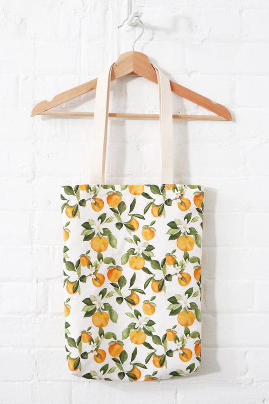 Sac fourre-tout écologique motif oranges accroché au mur