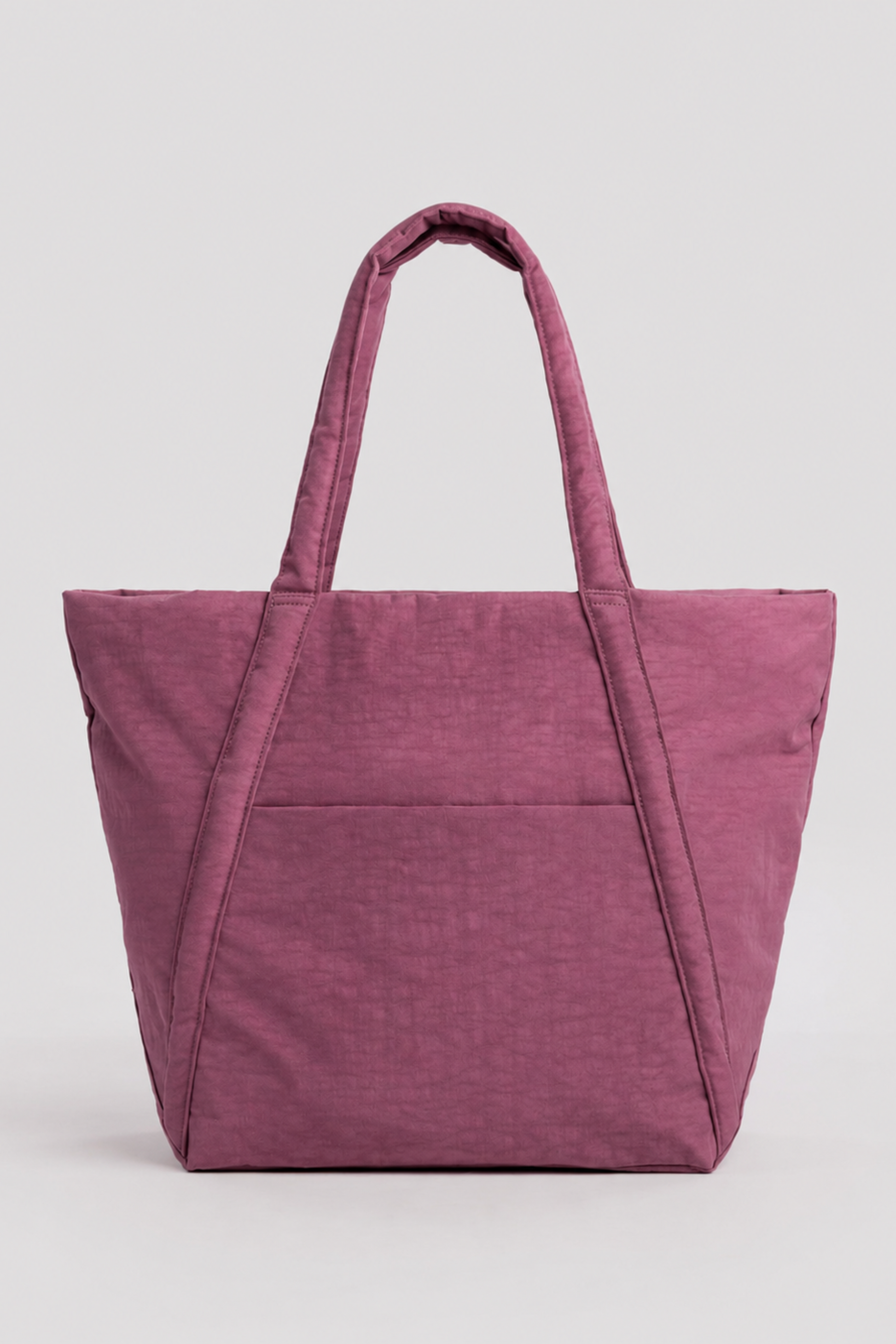 Sac Cloud Rose présenté de face, format spacieux en nylon recyclé avec longues bandoulières.