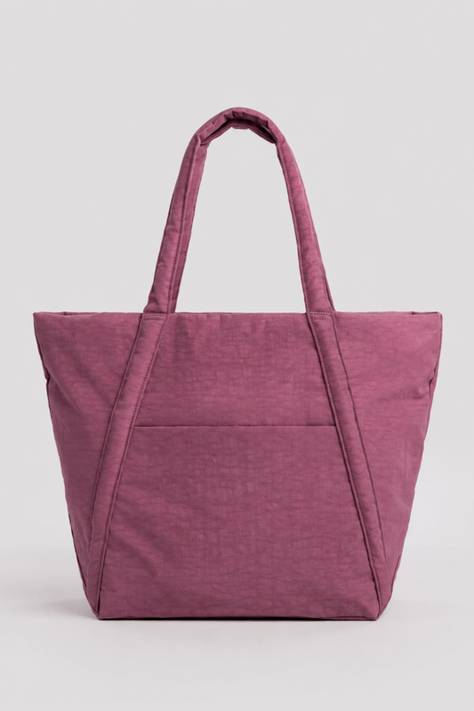 Sac Cloud Rose présenté de face, format spacieux en nylon recyclé avec longues bandoulières.