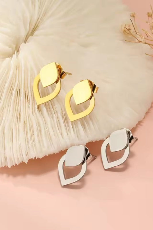 Clous d’oreilles Cléa en acier inoxydable argenté – design goutte géométrique minimaliste.