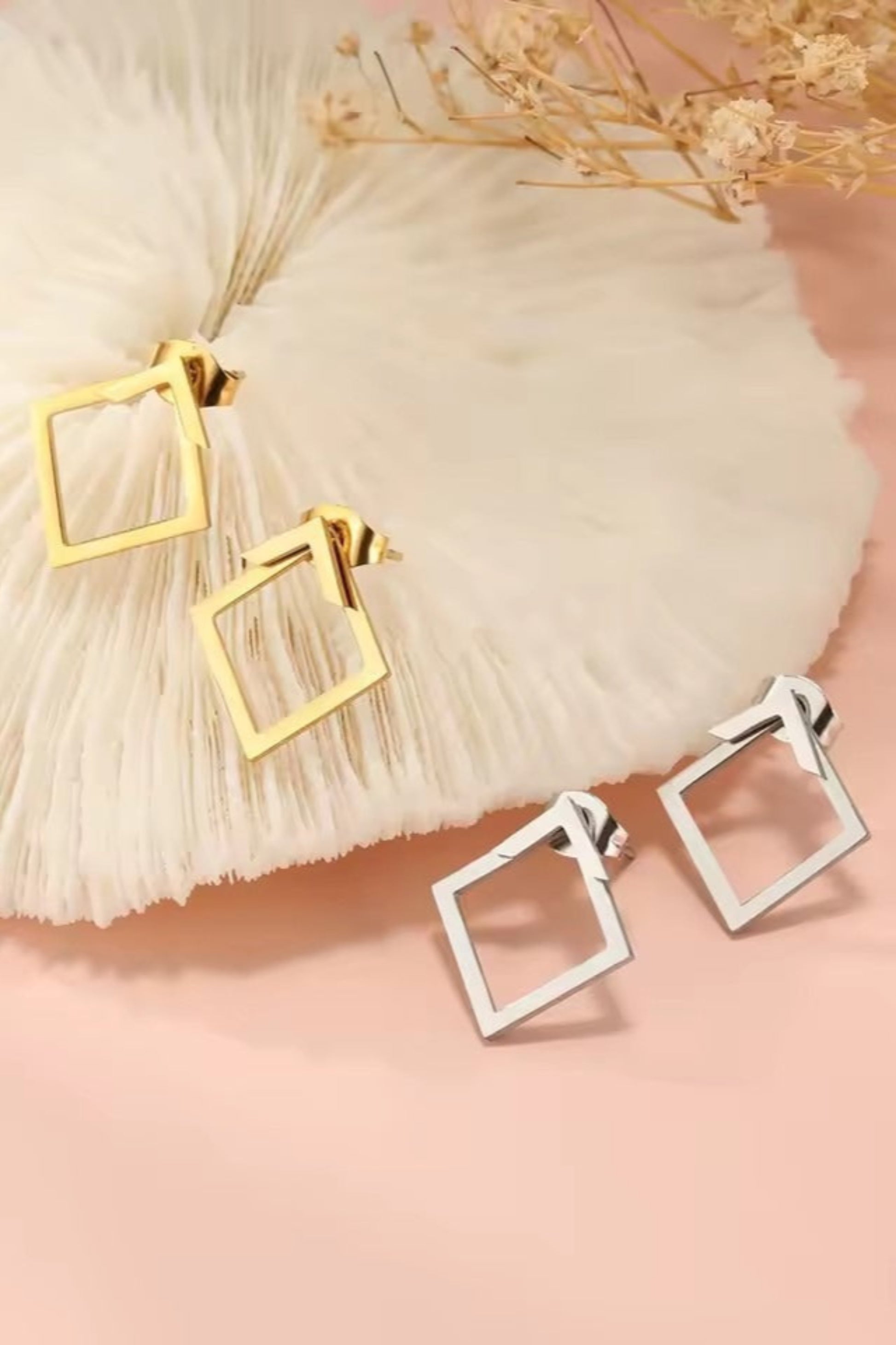 Clous d’oreilles Mona en acier inoxydable argenté et doré – forme losange moderne