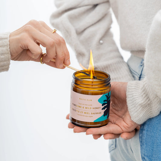 Chandelle Cocotte & Miel Sauvage allumée – ambiance chaleureuse et parfum boisé