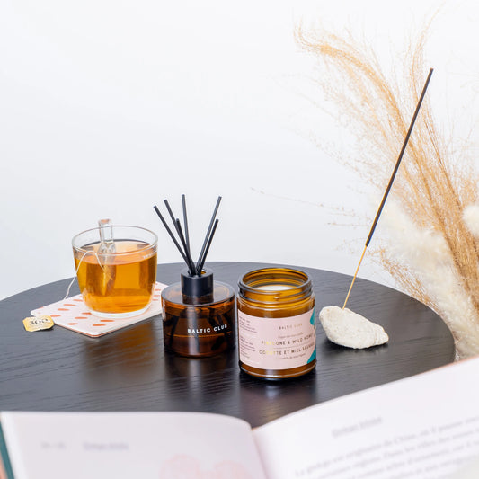 Vue d’ambiance avec la chandelle Cocotte & Miel Sauvage – moment détente et cocooning