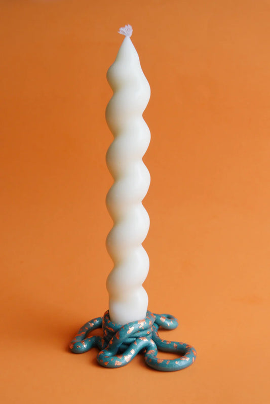 Longue bougie blanche en spirale et base verte avec touches dorées/cuivrées