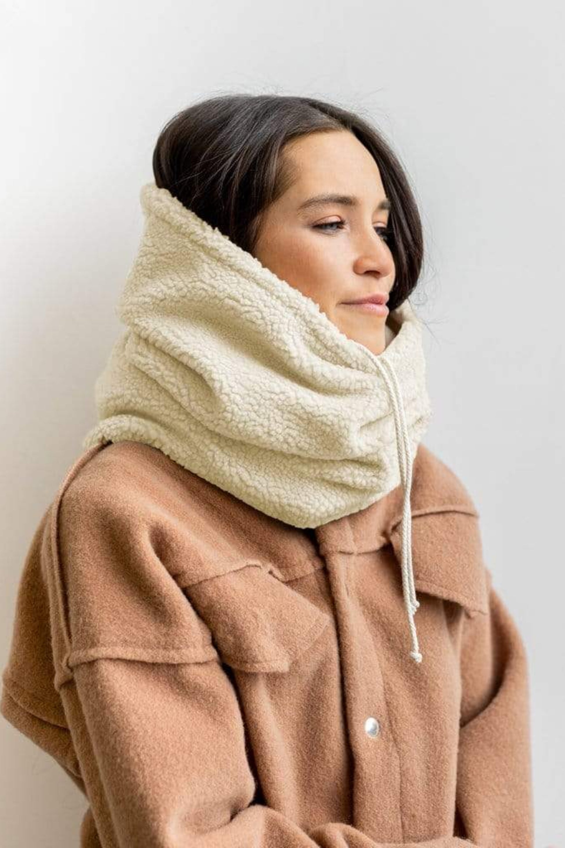 Col capuche beige sherpa porté avec manteau camel