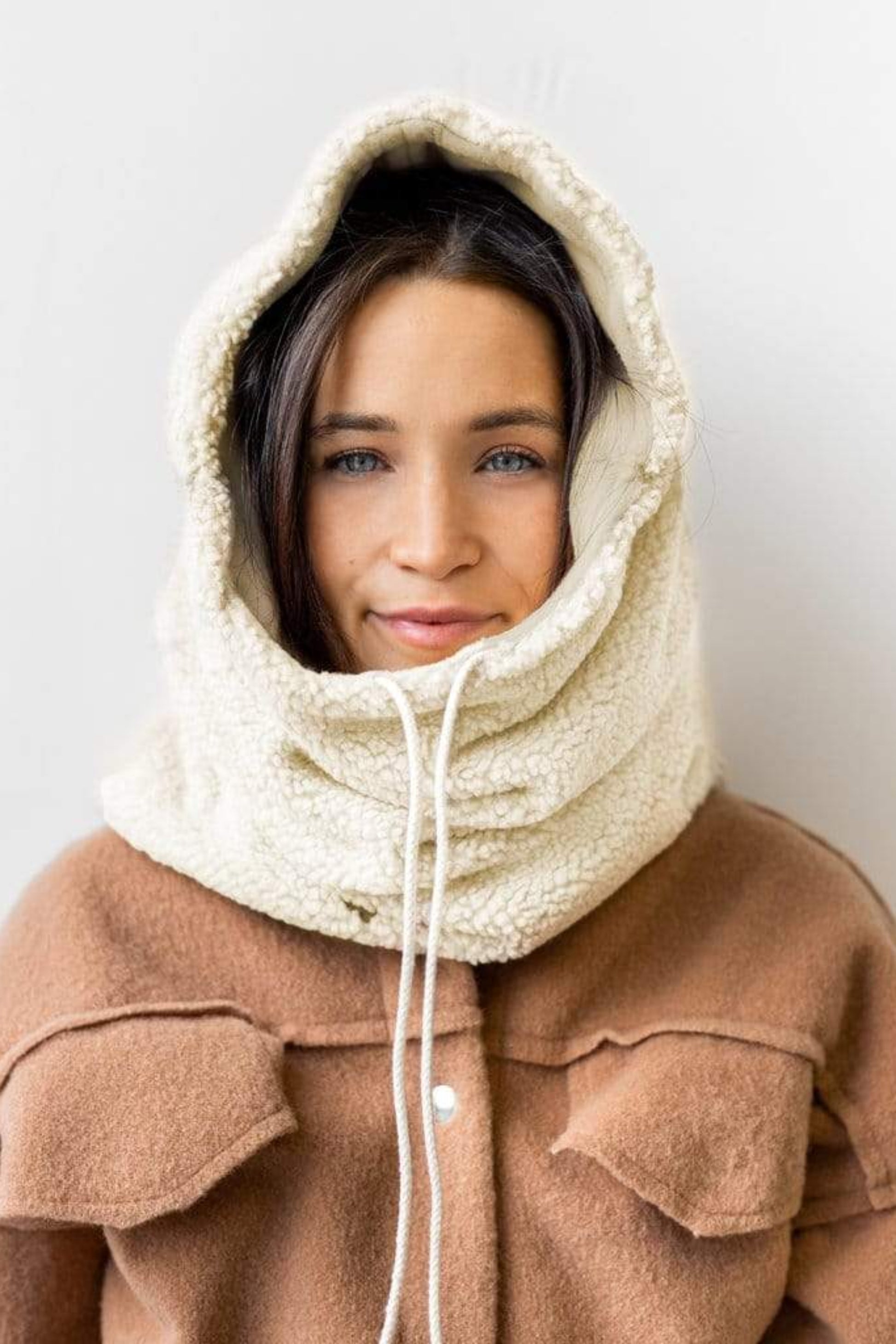 Capuche beige portée sur la tête, vue avant