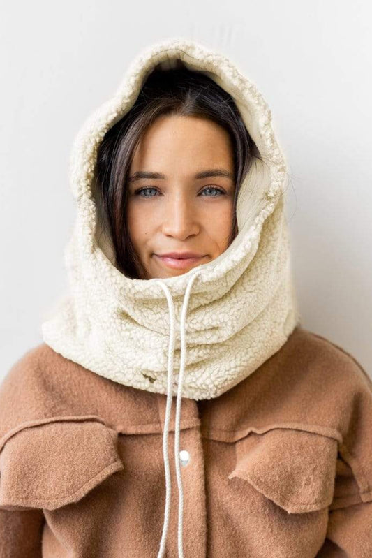 Capuche beige portée sur la tête, vue avant