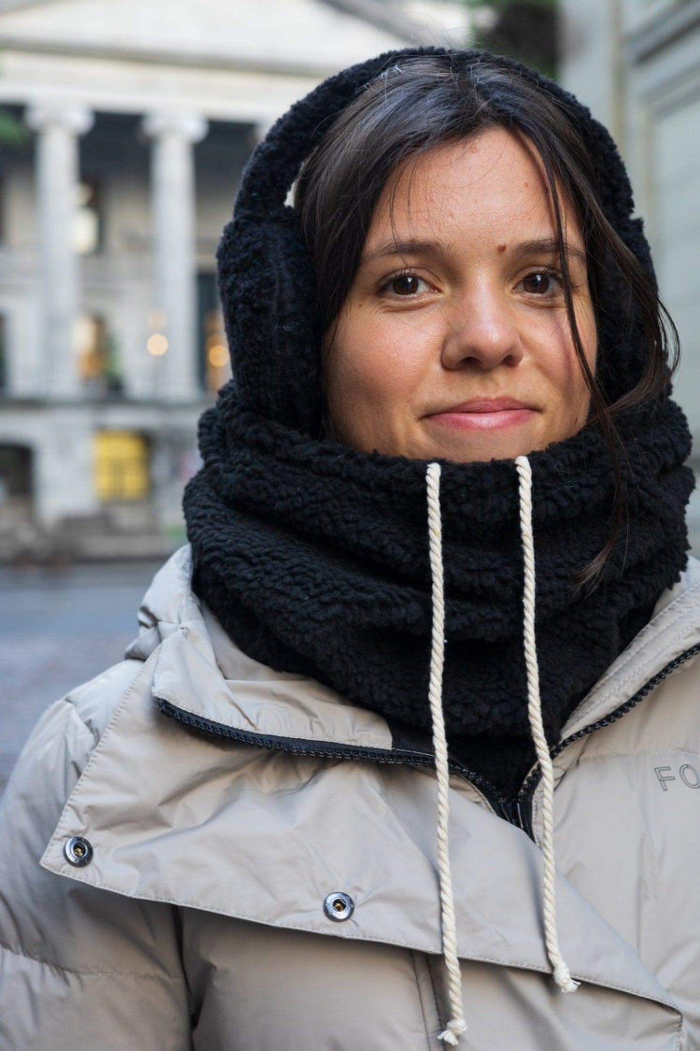 col-capuche-reversible-noir-vue-1 – Col capuche réversible noir porté en extérieur