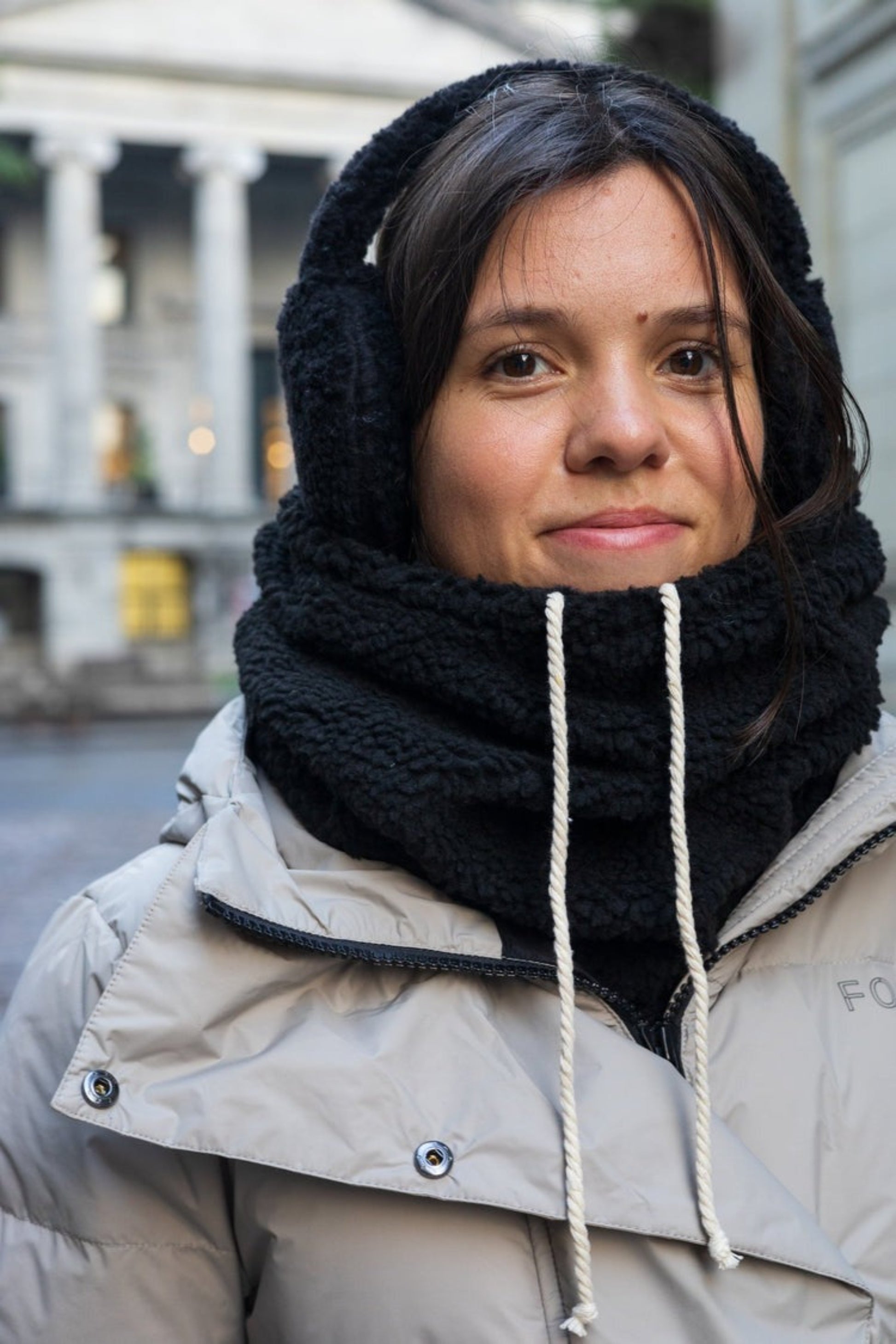 col-capuche-reversible-noir-vue-1 – Col capuche réversible noir porté en extérieur