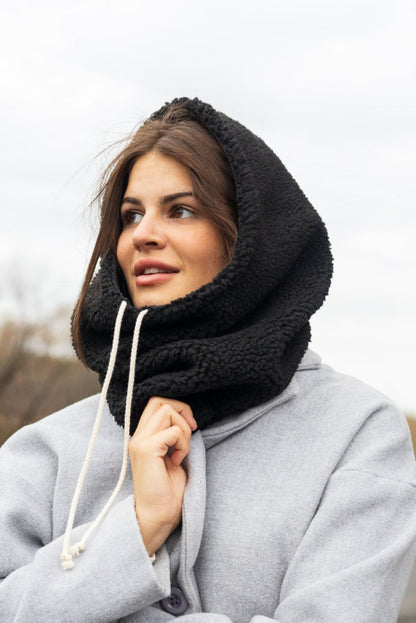 col-capuche-reversible-noir-vue-3 – Gros plan capuche noire avec cordons blancs