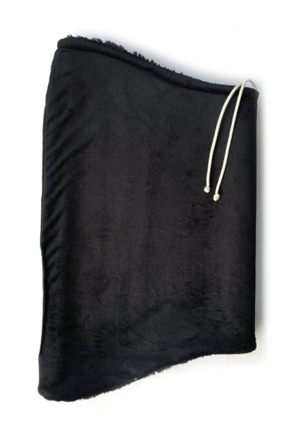 Col capuche réversible noir en velours vu à plat 