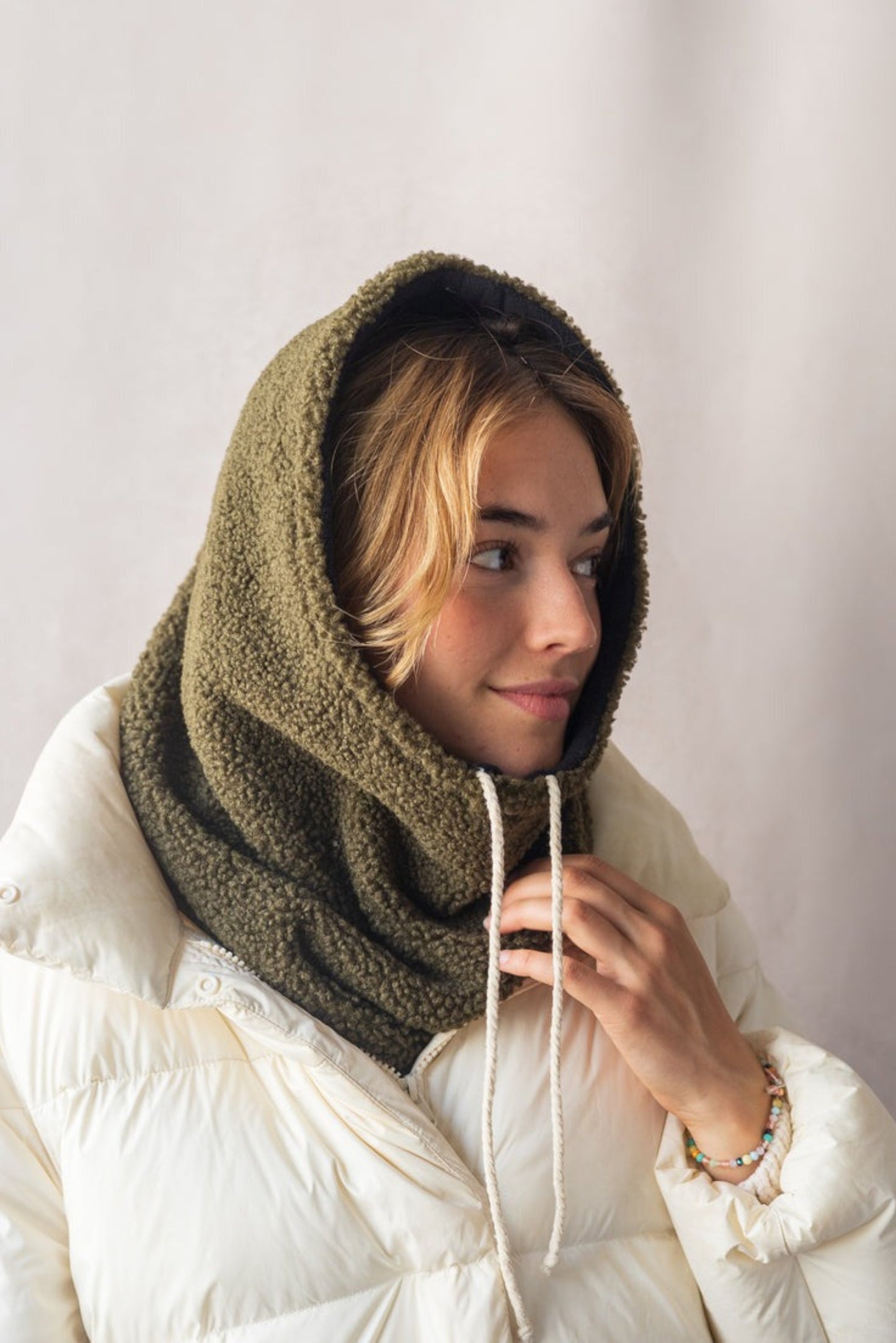 Col capuche réversible kaki porté avec manteau clair